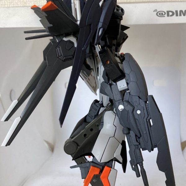 インパルスコアガンダム スタンダードシルエットという名前をつけましたあとはワンポイントのグリーンを入れてライフルとシールドのスミ入れ最後にデカールって感じですかねやっとおわるw（3枚目）