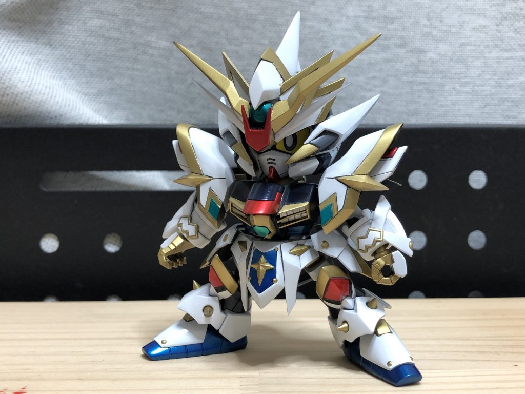 前回デスティニーを作ったのでカラーリングでストライクフリーダム調に。金色部分はクレオスのブルーゴールドですが、周りの白・青とバランスよくいい発色。