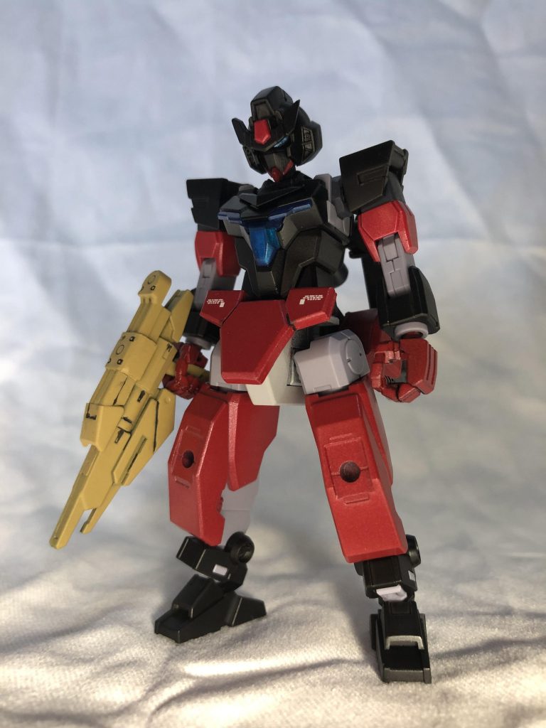 スペックガンダムコアガンダムの運動性能を限界まで高めた性能試験機。エネルギー消費を抑えるためビームサーベルは撤去、代わりにサブアームを装備。ビームスプレーガンも同様にビーム兵装から実弾へと変更されている。