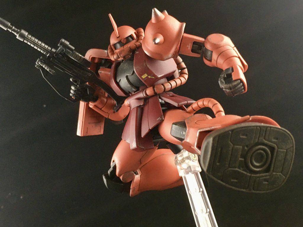 シャアキックがキマる可動域が素晴らしいキットですね。