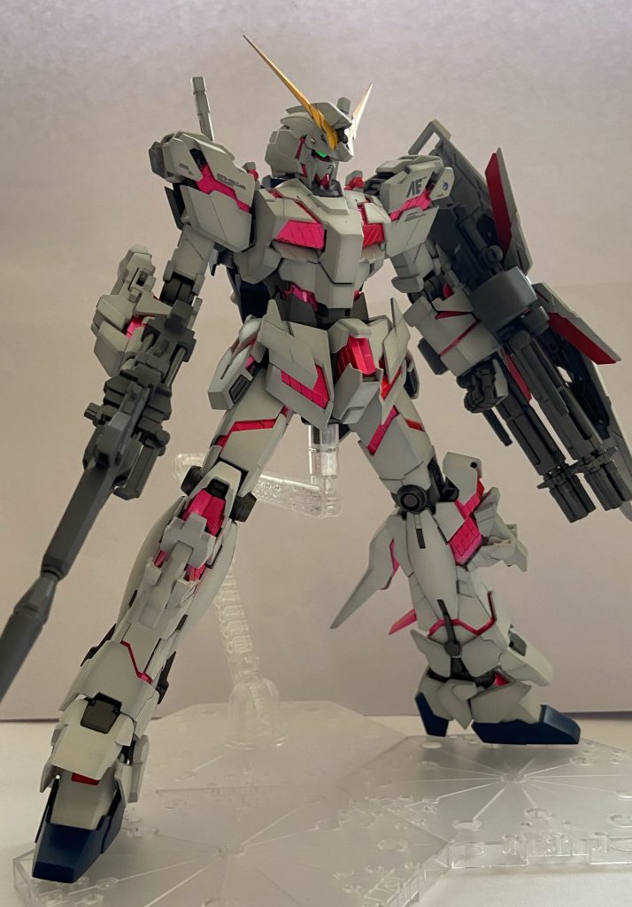 首を1mm延長。これで顎が引けるようになりました。メインカメラとツインアイはラピーテープを貼ってからガイアノーツさんの蛍光で塗装。サイコフレームもABSなので、表面処理後にマルチプライマー吹いてからサフ→ブラック→シルバー→蛍光レッド。