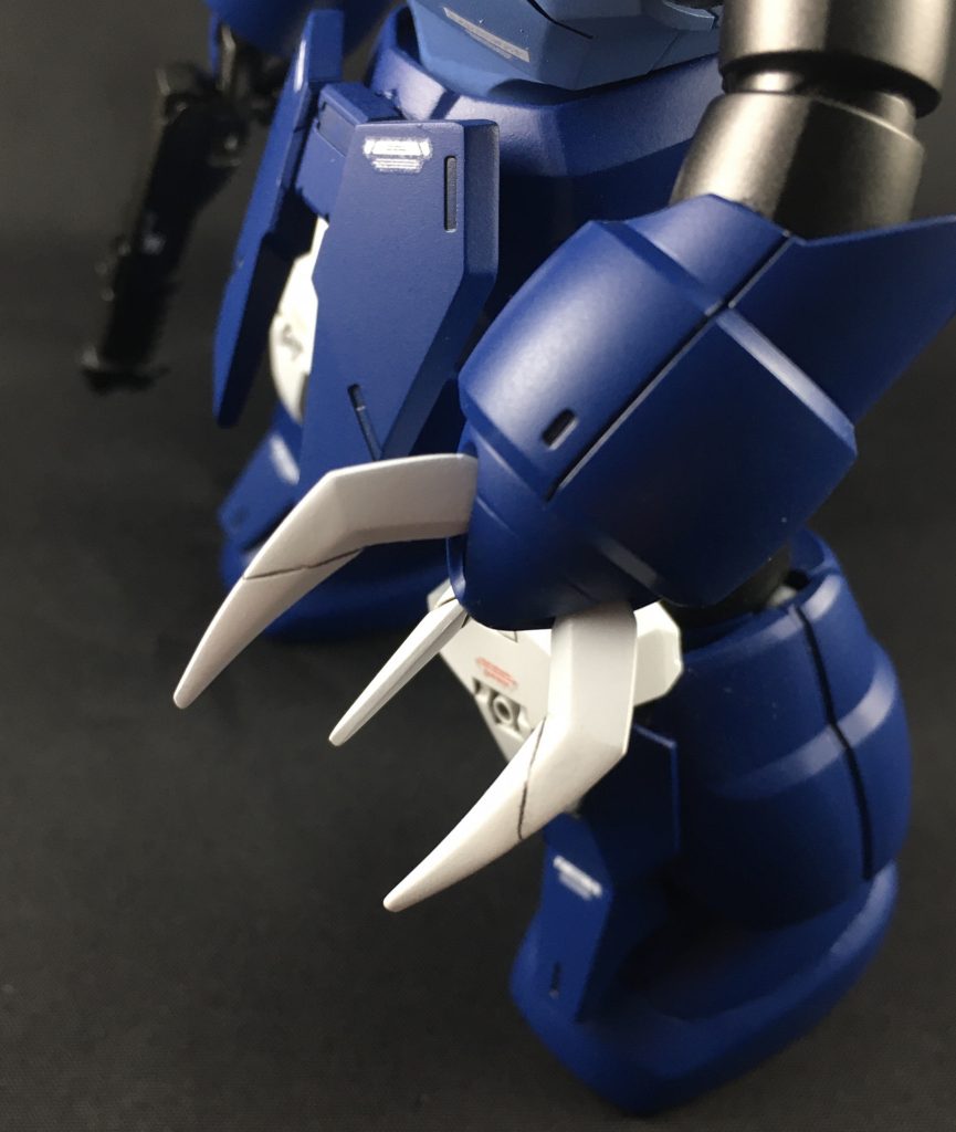 アイアンネイルは、アメイジングズゴックのパーツを切り離し、ズゴックのパーツと接着し隙間をポリパテで埋めました