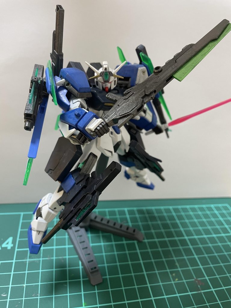 ビームライフルは実体剣としても使用可能。