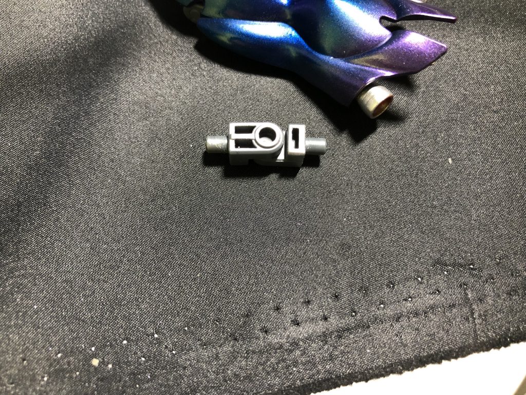 肉抜き穴を目印にニッパーで切り飛ばして