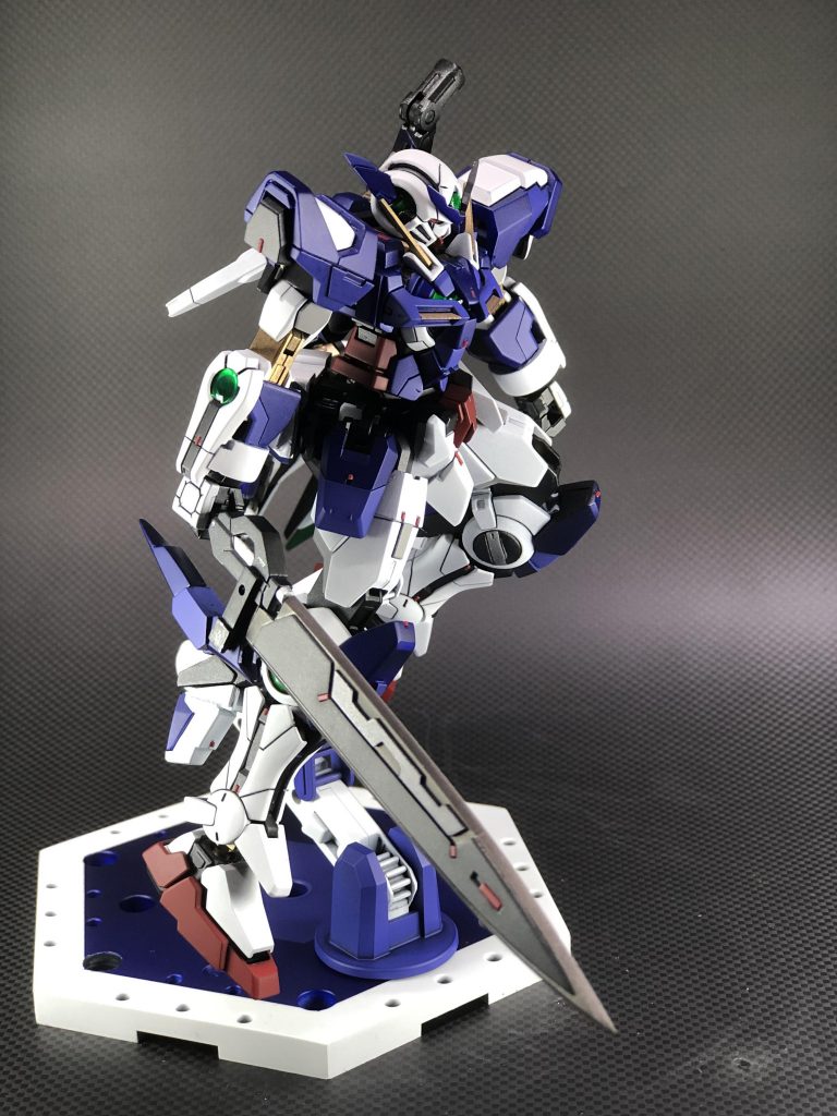 GNソードの刀身はHGの物では物足りなかったのでプラ板で作り直しました。やはりGNソードは最高にカッコいいですたまりません。