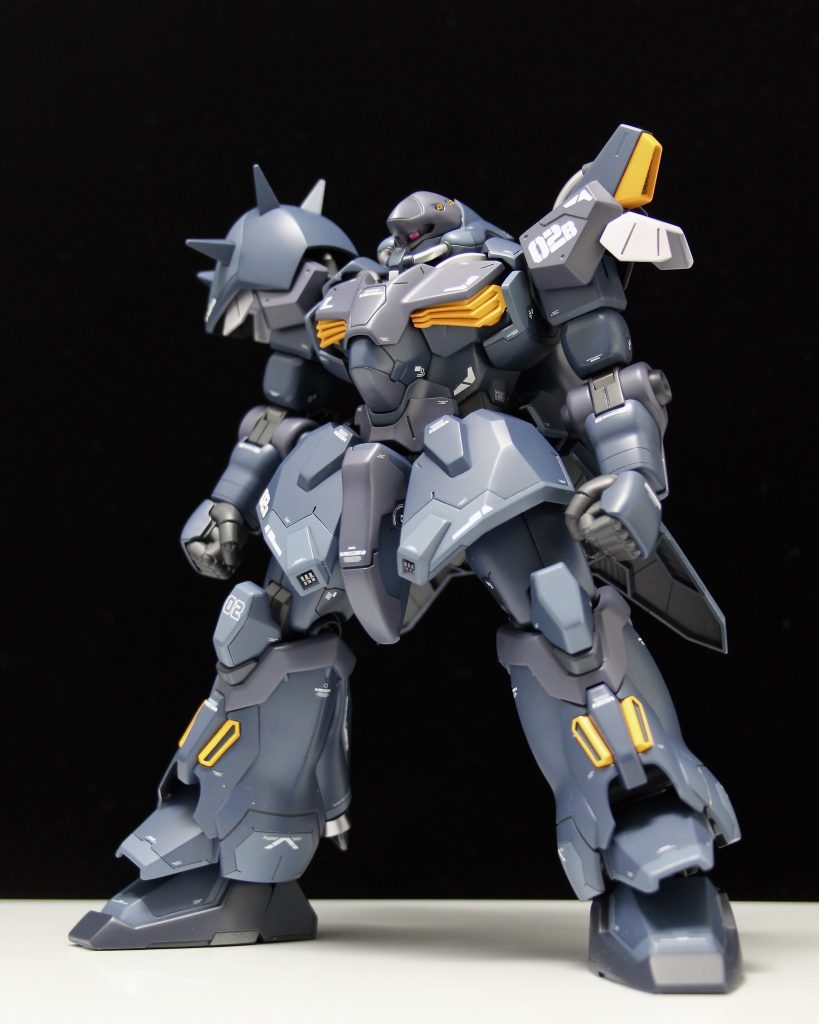 キットがやや腰高でちょっと重さが足りなく感じたので、フンドシを延長しフロントアーマをちょい下げ。太ももを太らせ、足首5ミリ延長等して脚を広げられるよう改修し、ズッシリ系自分好みに改修してます。ロボマニ丸指4L使用して力強い感じにしています。