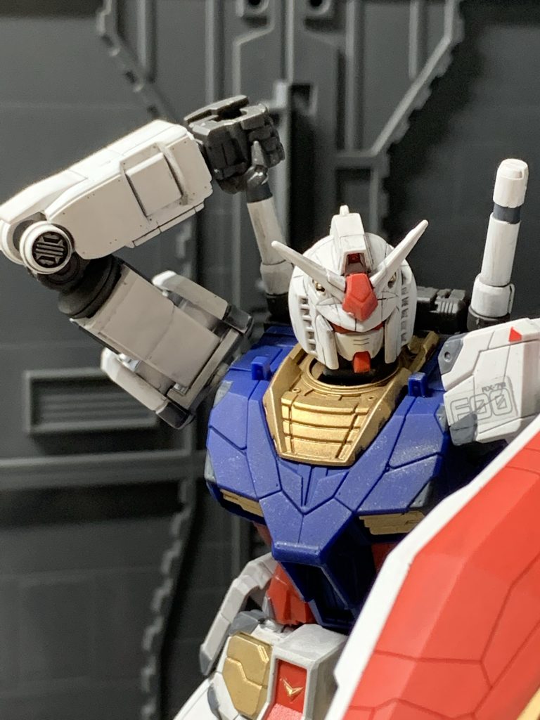 可動範囲が広いので、サーベルグリップを掴むことができます。