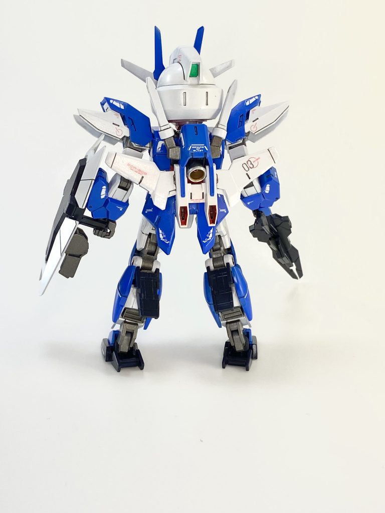 アースリィ形態では脛部を短縮し、前腕部をプラ板で厚みを持たせました。エッジ部分にダンモで掘り込み、ディティールアップしました。