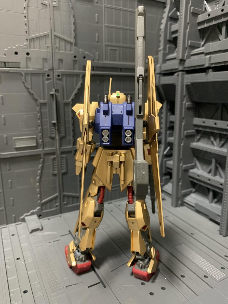 バックショット。バーニアノズルはいつも通りシルバーで塗装しています。クレイバズーカを背中に懸架できます。