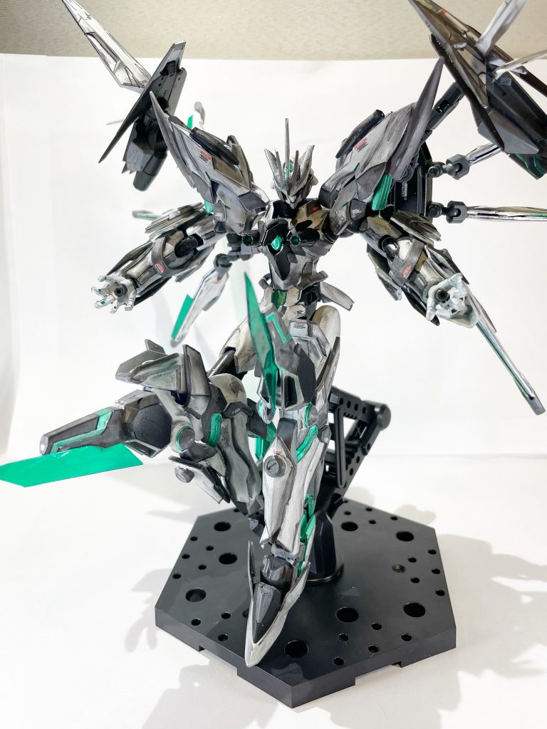 強襲形態 アクセラレイトモードバックパックのバインダーを展開及びGNドラグーン内蔵のスラスターを併用することで圧倒的な機動力を獲得した形態。ただし、粒子使用量の8割を推力に使用しているため、使える武装は限られる上に粒子消費効率も悪い。