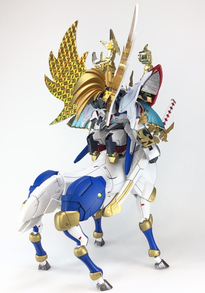 バックショット翼にはプリズムシールを貼り付けています。表のクリア部分からプリズムの反射が漏れて、カードダスのキラ感が出てると思います。鳳凰の尾にあたるパーツは趙雲ダブルオーの髪の毛です。趙雲は肩アーマーといい、かなり貢献してくれています。