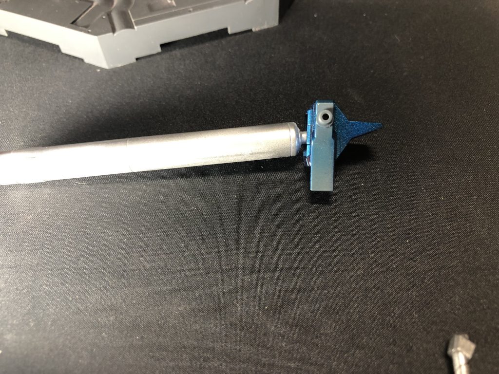 プロペラントタンクのパーツにガンダムデルタカイのパーツを接着剤で固定しています