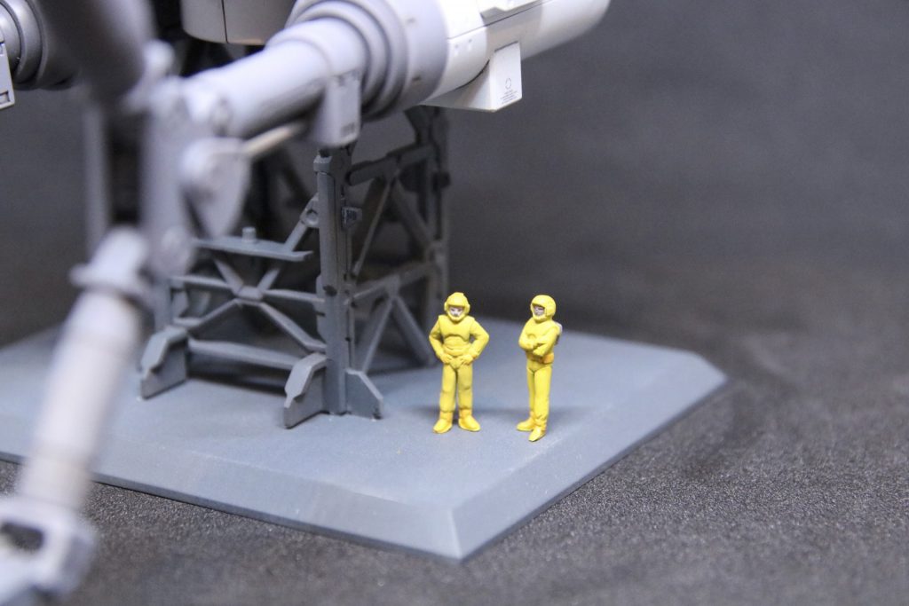 整備クルー。1/100サイズの人を塗装するのは中々大変でした。ルーペ必須。