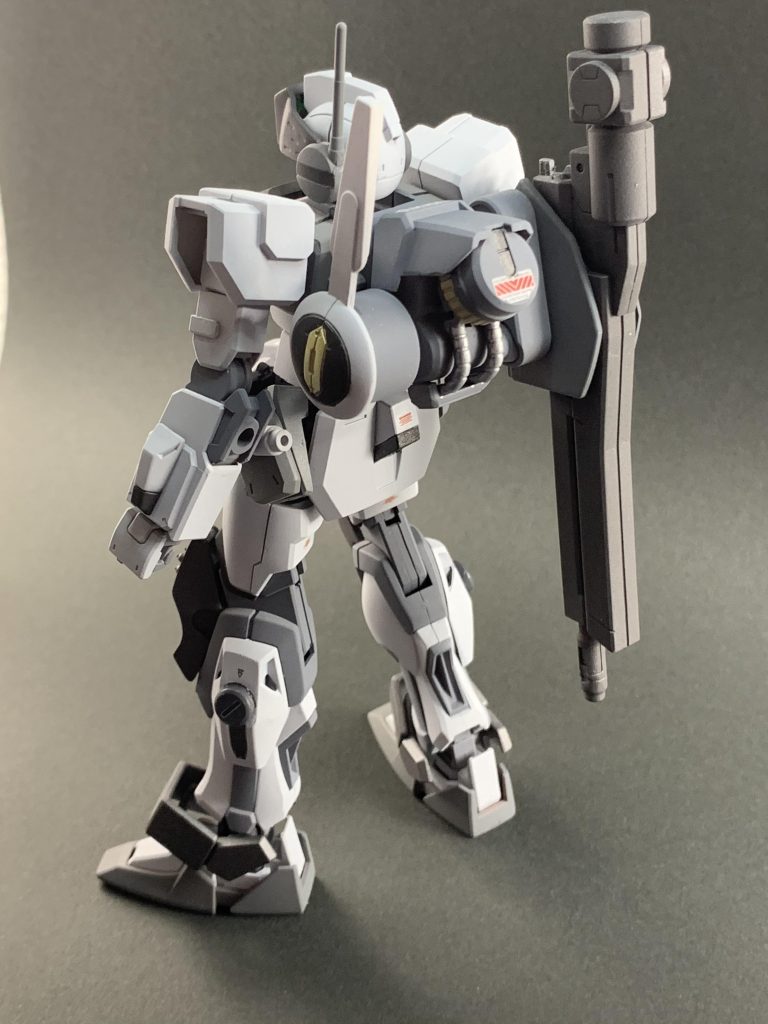 バックビュー。腰アーマーは105ダガーのものを調整して使用、バックパックはエールストライカーの基部をベースに鉄血のジャンクと1/100ブルーフレームセカンドL、アッガイ、コレクションのデスティニーのパーツを組み合わせてます。左側のアンテナっぽいのは多分アークエンジェルのパーツだった気はします。