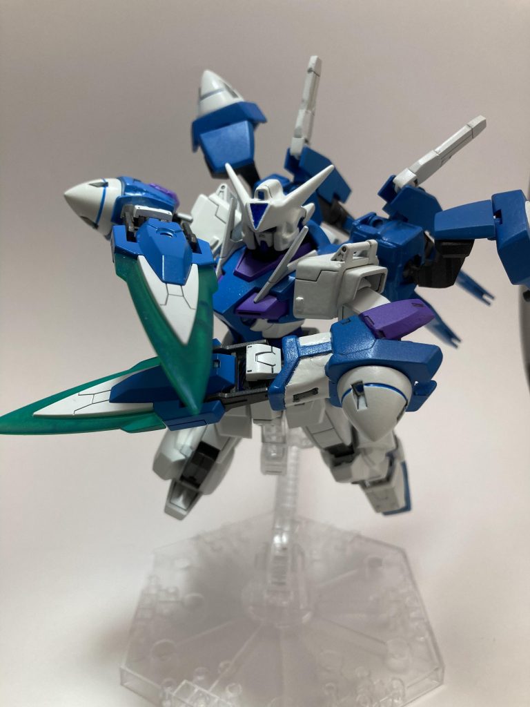 ラスグアガンダムセブンソードGNカタール2本とGNバスターソードIIを装備したことによりセブンソードとなった姿。通常バスターソードは腕部に付けることによりシールドにもなるはずだが、本機は付ける場所が無いため、大剣として使う事が多い。一応アームを動かせばシールドして使用できる。GNカタールはダブルオーガンダムセブンソードと同等のもので、GNビームサーベルと同じく刃が青色に変更されている。