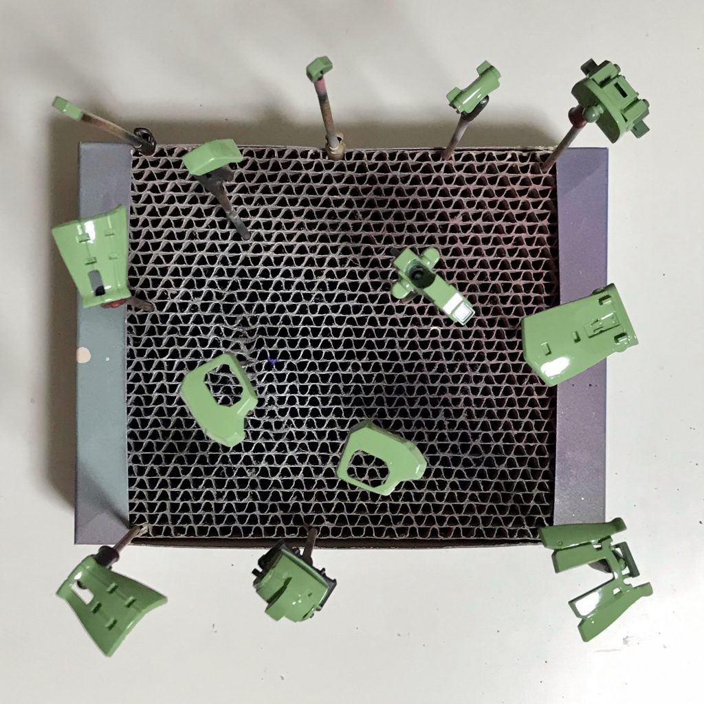 濃いグリーンの部品と胸を薄いグリーンで塗りました。アクリジョンの「よもぎ色」にグランプリホワイトを混ぜて作りました。筆塗りです。