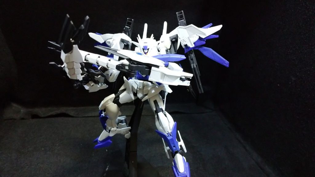 GNバトルシールド/GNドラゴンクロー両腕に搭載された特殊兵装。ガンダム形態時はシールドだが、格闘戦用のGNドラゴンクローを展開する。