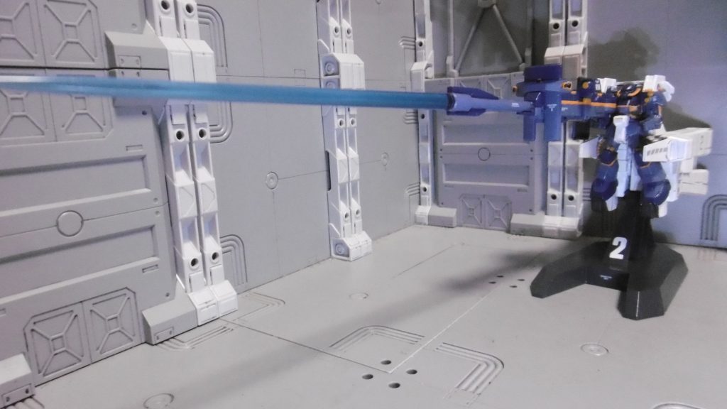 これは本来の設定には無いものの、TR-2の扱いがあまりにも不遇すぎる(立体物はコレのみ・各種ゲーム作品で軒並み不参戦・とにかく地味・その他色々)ように思えて、独自に設定を改変。モード切替によってビーム出力とエネルギー配分を変更し、射撃から格闘へと移行するように。ビームの出力は射撃より低くし、その分を機動力に回すといった感じに。格闘モード時に機動力(旋回性能)を上げても、元が移動砲台なら大差ないのかもしれませんが、ただの移動砲台だと思って軽視してきた敵を返り討ちにする程度には役に立つのではと。接近されたら終わりなのは厳しいので、少しでも抵抗させてあげたかったのです。上記2種類のエフェクトパーツは、他社製キットからの流用。