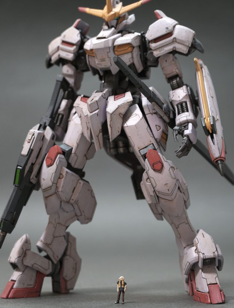 雑ですが立ちポーズのウィスタリオ君も作ってみました。ガエリオ作ったときも思いましたが、モビルスーツの大きさが感じられて良いですね。