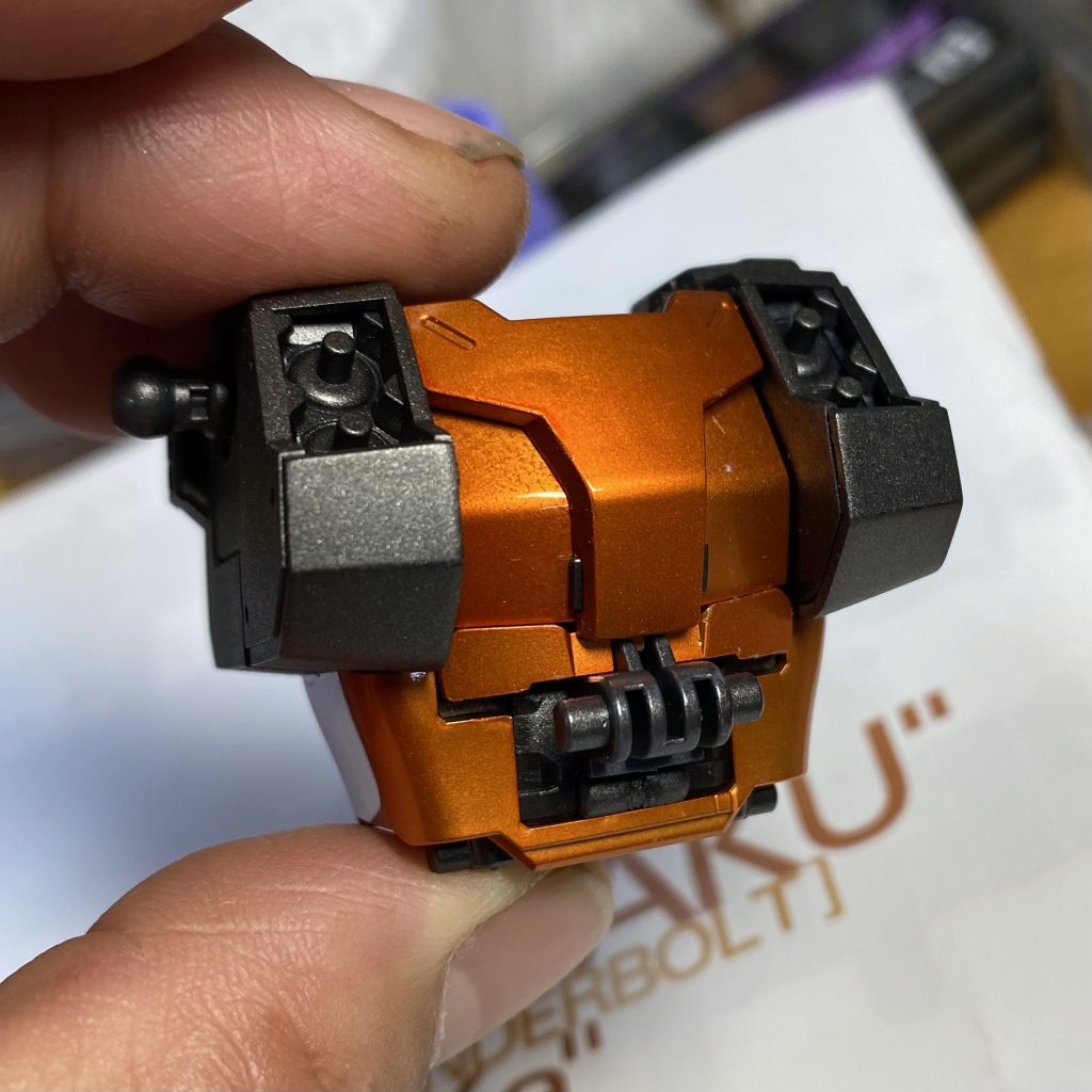 黒サフにメタリックゴールドを下地、クリアオレンジで塗装。