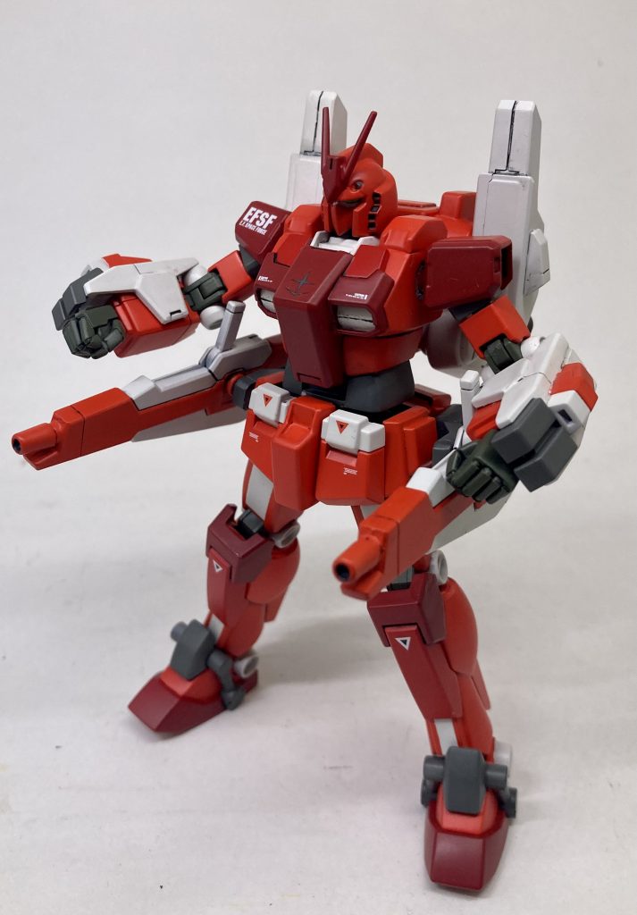 ビームキャノンはあまり前にせり出せない上に腕部がバックパックと干渉してグリップを握ることができません。