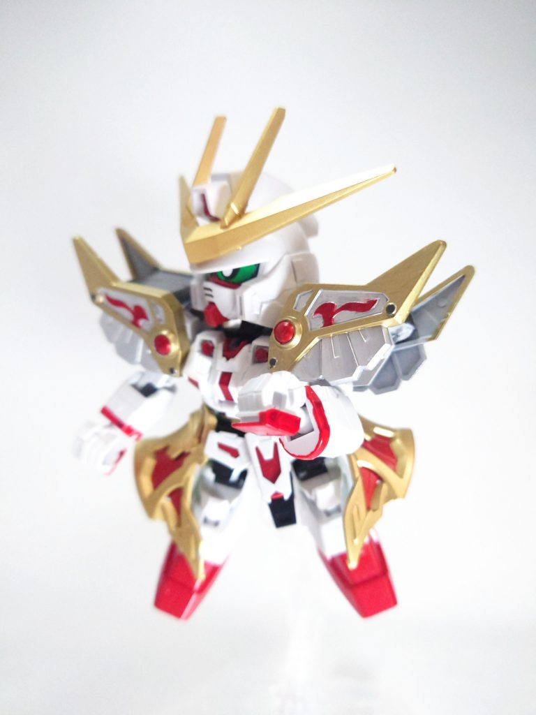 使用キットEXスタンダード・トライバーニングガンダムEXスタンダード・RX-78-2 ガンダム三国創傑伝・夏侯淵トールギス三国創傑伝・関羽νガンダム三国伝・楽進ガンダム仮組みの段階で白の調子が綺麗にハマったので、あえて白を生かした色味にしました。目のシールは張遼サザビーの目の部分を切り抜きました。ガンダムのパーツは楽進ガンダムの肩を取り付けるための土台に使用しました。パテで内部に埋め込んでいます。今回は地味にパール塗装にしました。白を表現するのは結構難しいです・・。