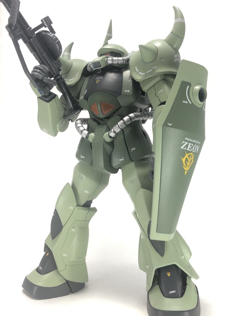 グフは仰ぎ見た絵が一番サマになるかも。