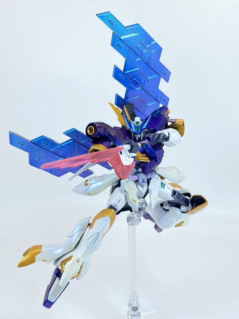 ビームレイピア原典機のビームトマホークと同型の武装だが刺突に特化した調整がなされており敵の急所を正確に貫く。