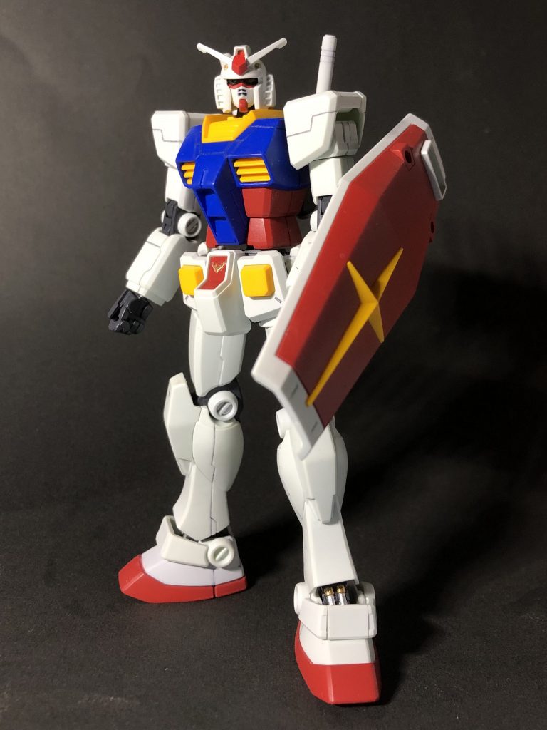 隙間時間で細々と作成していたガンダム。綺麗じゃないので、とても寄せて写真を撮るなんてできませんが、一応、全塗装です。SDガンダムは今年作ったけど、1/144スケールのガンプラは10数年振り。最近のガンプラは可動域が凄いですね〜。わたくし、時代遅れでした(-。-;