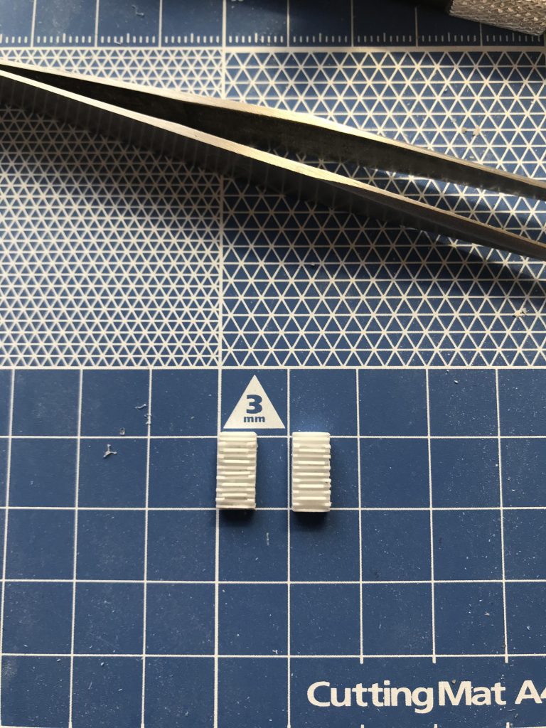 肩のバーニア内が簡素だったため、放熱フィンを作りました。