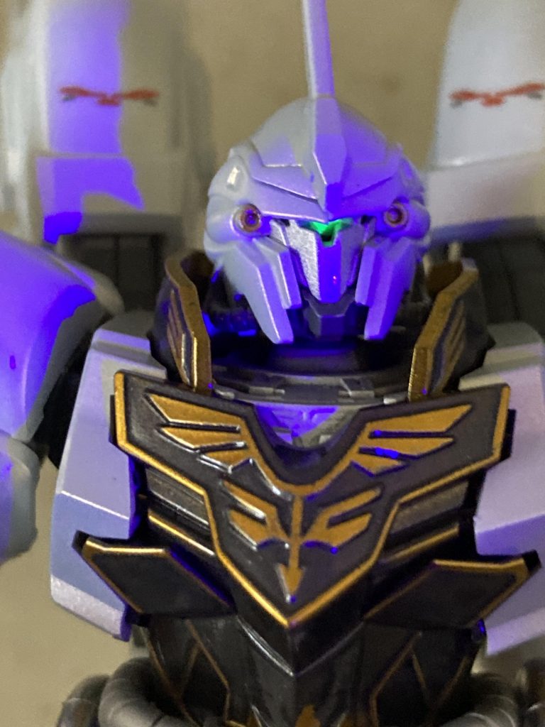 モノアイ部分は蛍光グリーンで塗装したのでブラックライトで光ります。