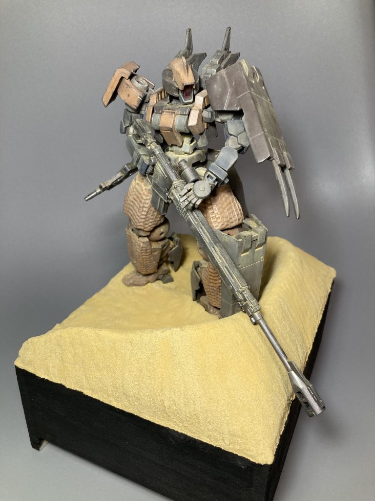 立ちポーズです。ここまでの写真は、室内でスポットライトありで撮影したものです。左足のスリッパは固定にしてます。初のジオラマでしたが、凄技本とは異なる地形をやってみたいと思い、砂漠に挑戦しました。100均の木製ボックスとふわっと軽いねんど使ってます。砂漠はテクスチャーペイントです。砂漠といっても真っ平らだと面白くないと思い、写真見ながら地形をこねこね作りましたが、狙った感満載で不自然ですね😓難しい‥。今回はジオラマ以外にも、初めてエポパテを使ってツィメリットコーティングをしてみました!パテの厚みがありすぎたのと、ペットボトルのキャップを加工したスタンプを使ったのとで、あまりうまくいきませんでした。何事も挑戦ですね!