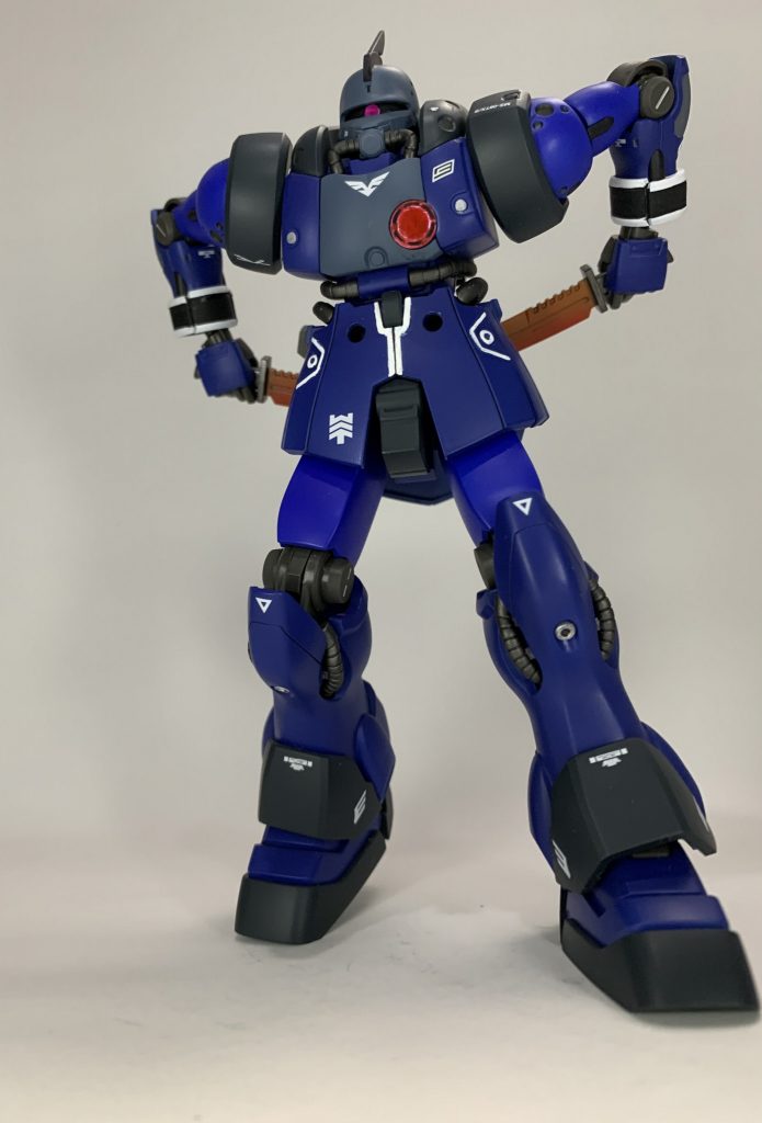 キットにナイフが2本あるのを見てからこのポージングは撮ろうと考えていました。腕がおかしくなってますがなんとか再現しました。