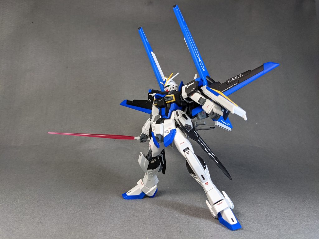 バラエーナⅢは上方にも発射可能。実用性はどうとして…ビームサーベルはインパルスに装備されているものと同様のヴァジュラビームサーベルを採用している。余談ですが、背部のフォースシルエットEXはVPS装甲。エネルギー変換効率がかなり向上しているので、バックパックもVPS装甲で覆う余裕が出来た感じです。