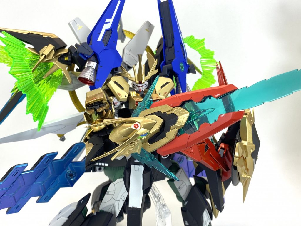 グランドクロスセイバーオメガヴァルキランダーのシールドとアマテラスガンダムのビームボウが合体した巨大なビームの剣。