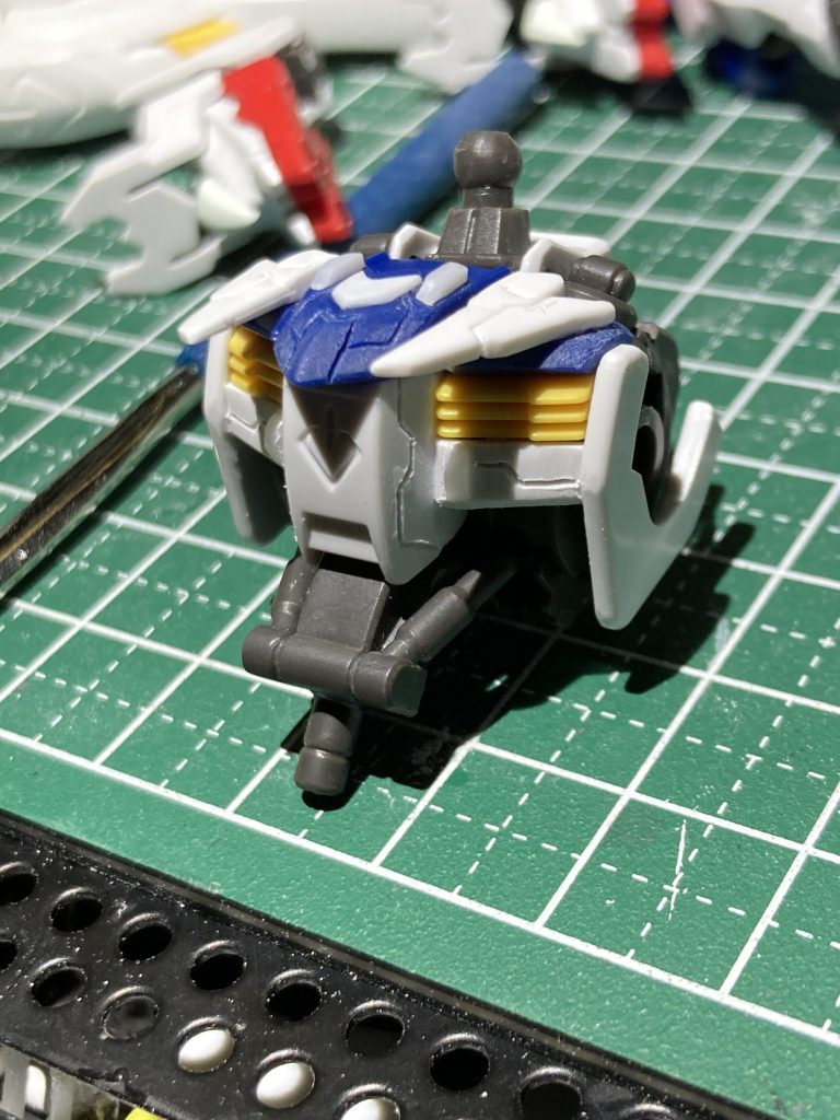 プラ板やジャンクパーツを集め、筋彫りなどをしていき、全体的にディテールアップするように作業しました。