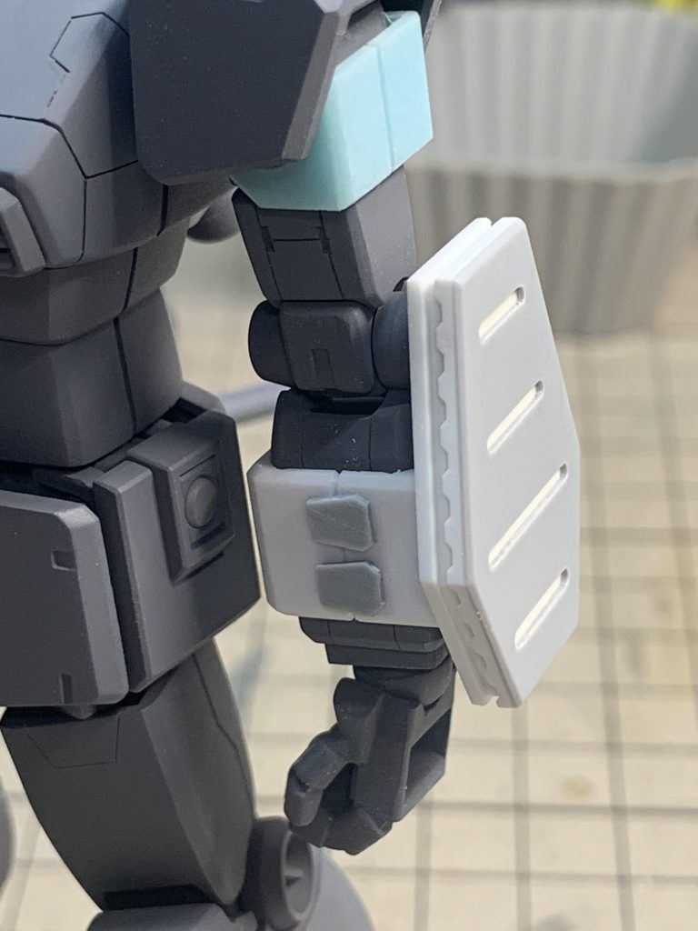 左腕シールドはプラ板の積層。