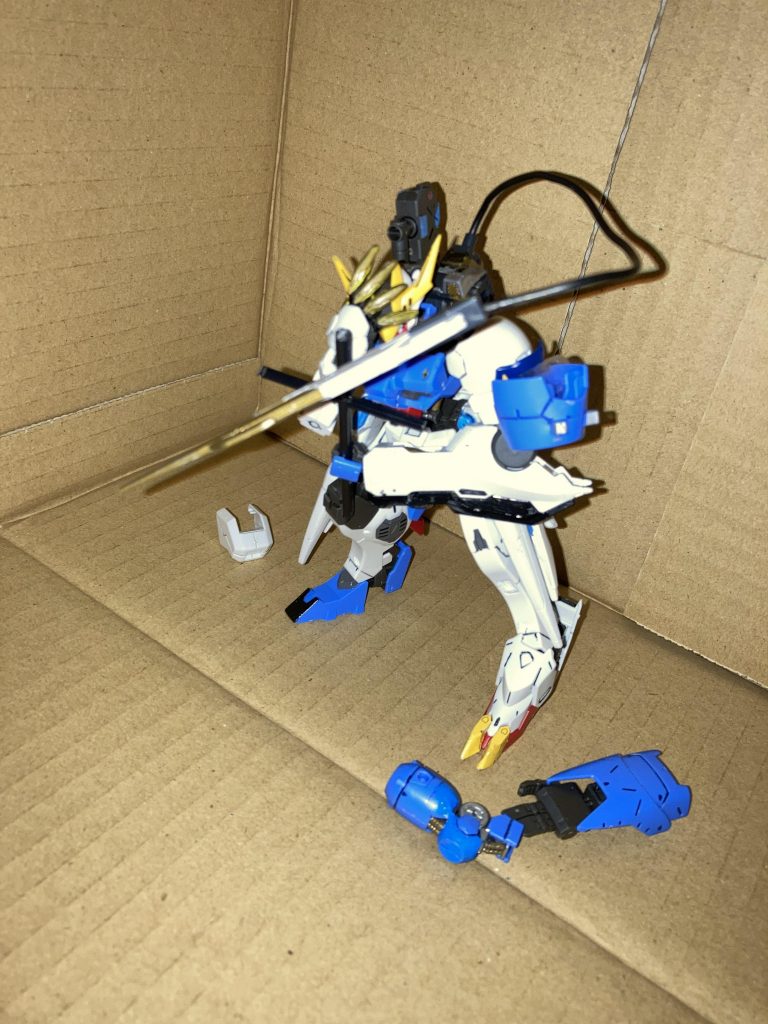 お手軽ミキシングということで、外れかかっている肩装甲はセロハンテープでくっつけてあります。また、周りにはミキシングに当たって外したアスタロトの部品を散らばらせました。見づらいですが、よく見ると十字架を持っています。これもランナーを加工したものです。(実は太さが合わなかったということは秘密)ちょっと寂しい感じがしますね。改良の余地あり。