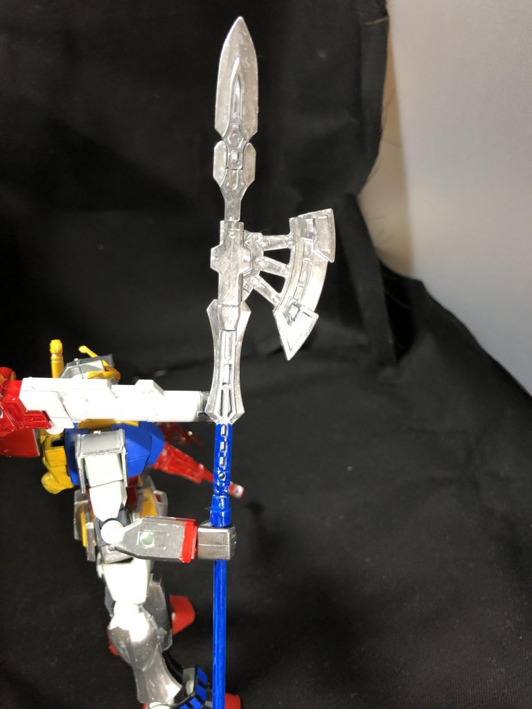 ジャベリン？みたいなのは、手の穴とサイズがギリギリ合わず無理矢理入れると塗装が剥げるので、ヤスリで穴を広げようか検討しましたが、試しにミニ四駆のグリスを塗ってみると難なく入りました。ミニプラの関節の破損防止で持ってたのですが、ガンプラでも役に立って良かったです笑