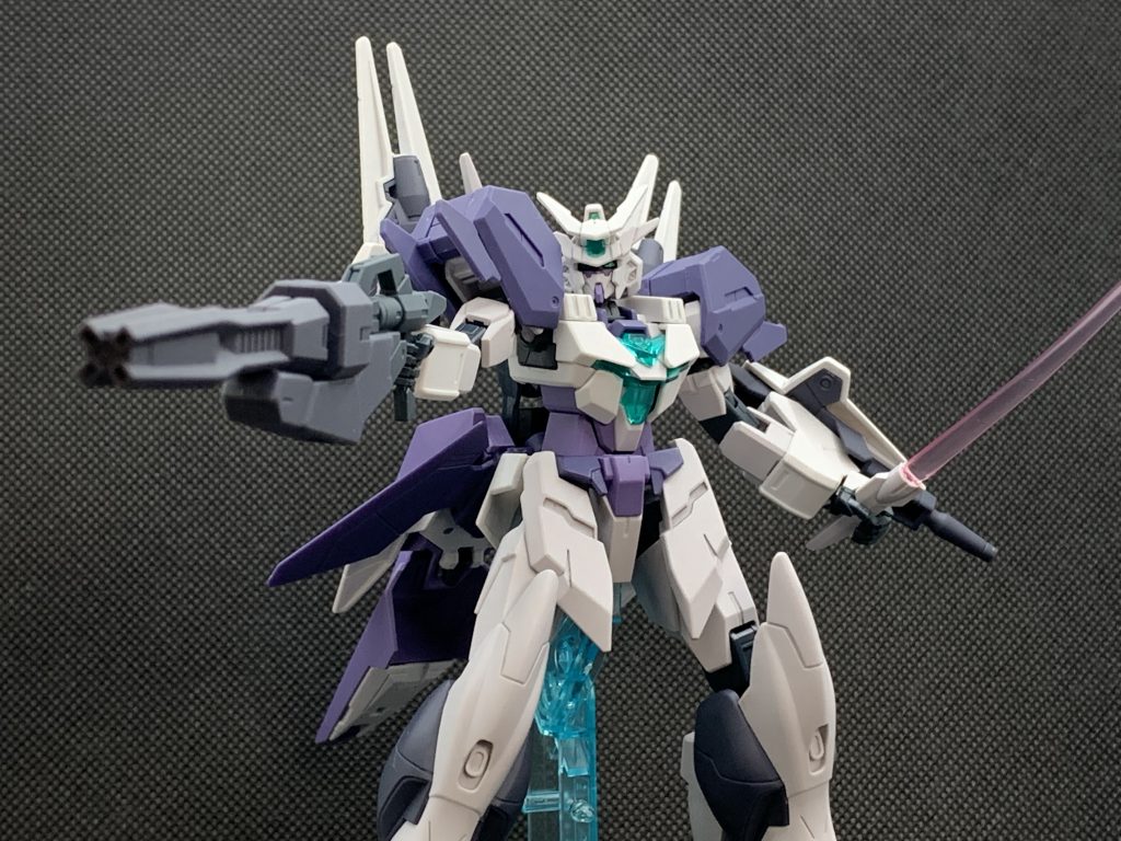 武装はジュピターヴのガトリングとマニファービット2基。ユーラヴェンのセンサービット2基。コアガンダム備え付けのビームサーベル。点よりも面で制圧するイメージかな。