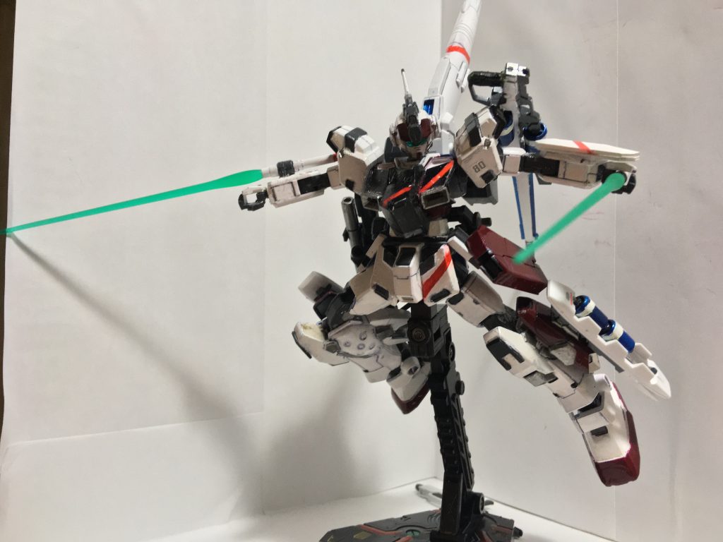 片方のビームサーベルは右腕から出せるようにしました。