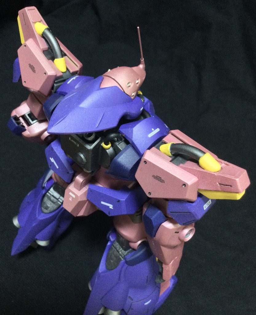 細かいんですがバックパックから肩に向けて細いパイプが生えてるんですよね…。こういうの設定画でみつけてしまうと省くことはできない性分です。