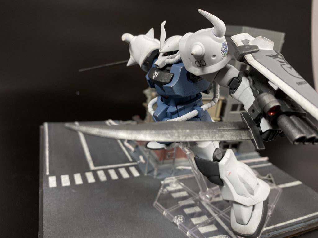 劇中でもカッコ良かったヒートサーベル二刀持ち左腕の武器持ち手はシールドガトリング用の穴の小さいものとなっていますので、それに合わせて左手用サーベルの持ち手を削り持てるように加工してあります^^