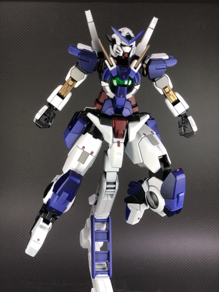 コアガンダムの細くて少々頼りない脛にエクシアの膝を移植し足を少し伸ばしてスタイルアップしております。胴体はコアガンダムのドッキング機構を残しつつエクシアの物を移植。頭部はエクシアの物をそのまま使用(耳部分はダークマターを使用)しております。