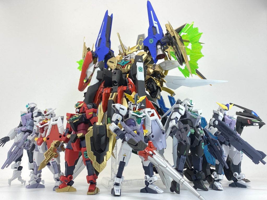 最後に合体後のコアガンダム達と並べて。以上、ビルドリライジングガンダムでした。最初のアルバイージスナイトの制作を始めてから2ヶ月以上の期間をかけてようやく顕現させることができました。召喚条件が厳しすぎる…!どの機体のパーツがどこに使われているかぜひ探してみてください!ブログにもここには載せきれなかった写真や設定を書いてますのでぜひご覧くださいm(._.)m↓https://puramonooshiire.com/finished/6053/