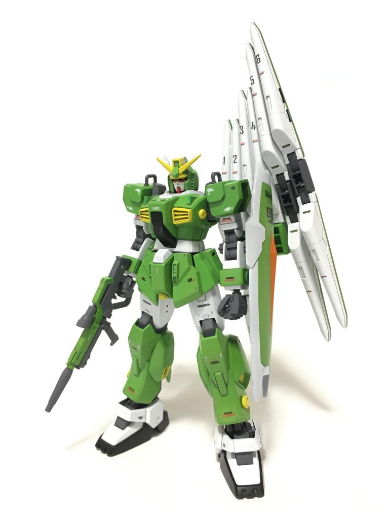 主にエアブラシで塗装し、一部筆で部分塗装を施しています。使用したキットはHGガンダムMk-Ⅱ（リバイブ版）、ダガーL、フェイクニューウェポンズ、EGガンダム、その他ディテールアップパーツです。