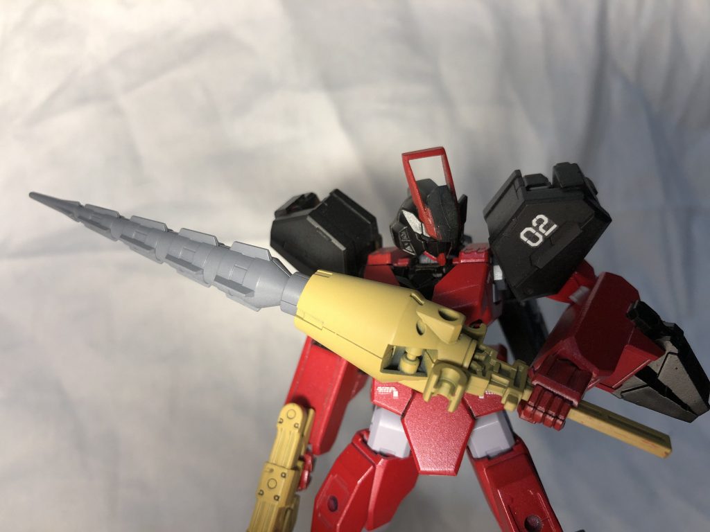 左肘にマウントされているドリルバンカー。掘削作業用重機に使用されていた大型ドリルを改造している。回転数が大幅に上昇しているため穿孔性能が非常に高い、エフリートの主武装。