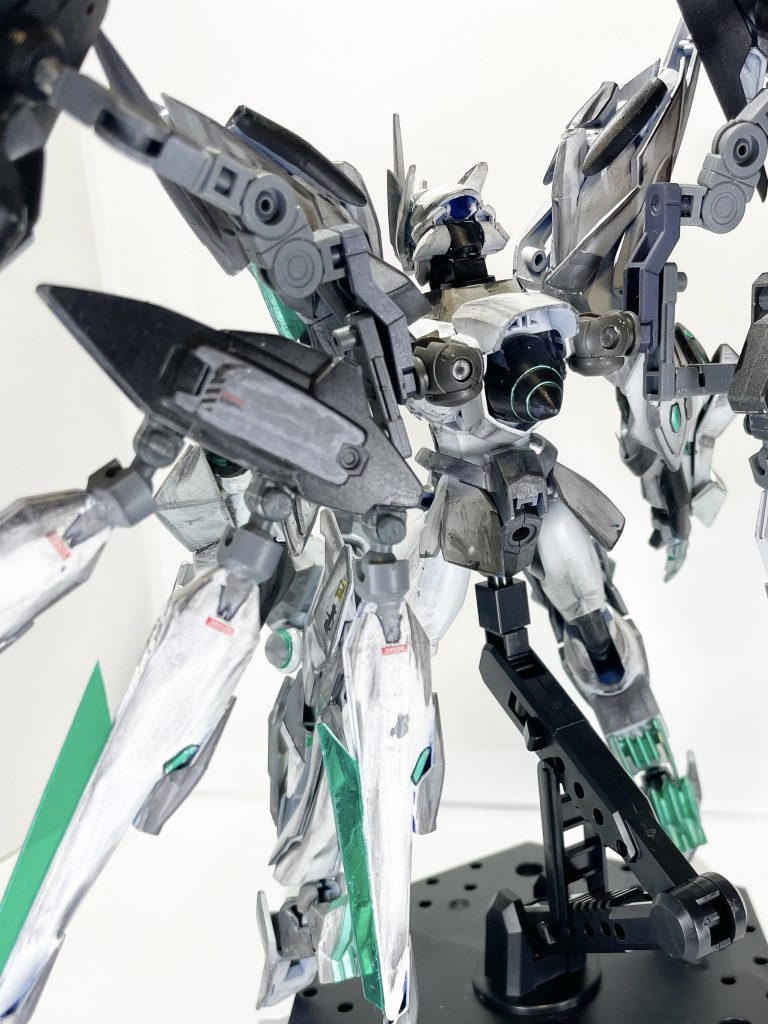 本機の主動力は両腕部に2基、背部に1基搭載された太陽炉である。この3基は全て同調している訳ではなく、両腕部と背部で別々に稼働している。これは太陽炉搭載機体の弱点であるトランザム連続使用や搭載ユニット破壊によるGN粒子の供給不能並びに機体性能の低下を防ぐためのリカバリーであり、機体粒子残量が一定量以下まで減少もしくは腕部ユニットが太陽炉ごと破壊された際に背部太陽炉から自動供給される仕様となっている。(なお背部太陽炉で常に生成される余剰粒子はバックパックの火器系統に蓄積される)