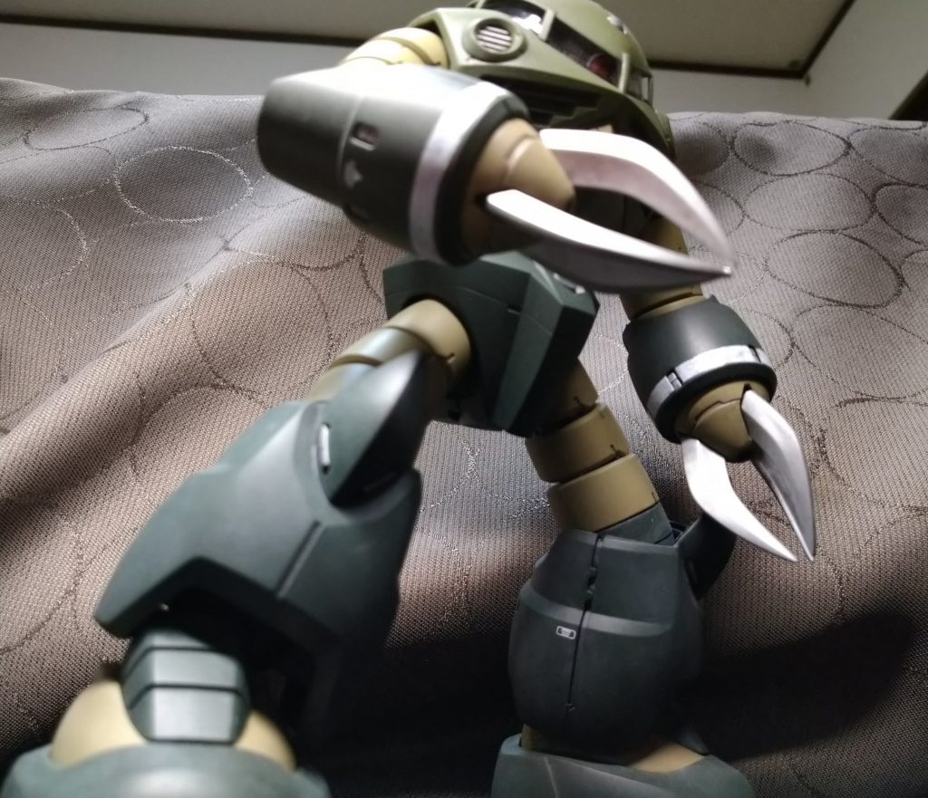 4本ネイルにしようかまよいましたが、３本で。シャア専用がベースなので、片腕4本でも?と思いましたがヤメました。