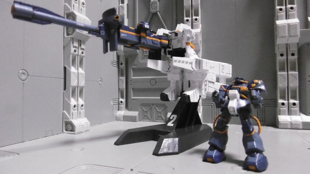 可動は全2か所。MSはユニットに載せる固定ポーズですが自立可。一体成型かと思いきやパーツ分割もそこそこあり、ディテールも結構細かくて「塗装すれば映える」んだなと実感しました。もしHGUC化しても全高ならそうでもないものの、ユニット+キャノンの全長だと1/400であっても、旧HGUC百式のヘッドアンテナ先端部までの長さ(約14.3cm)がありますし、ユニットに載せてからは可動制限を受けるでしょうから、あまり売れなさそうな気はしますね。1/200であっても全長は単純に倍ですし…